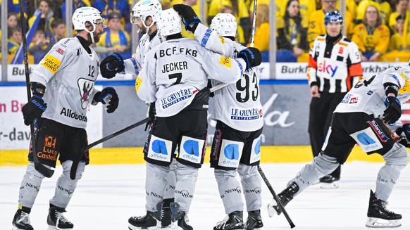 im ersten Eishockey Playoff Finalspiel der National League zwischen HC Davos (HCD) und HC Fribourg-Gotteron (HCFG), am Samstag, 18. April 2026, in der zondacrypto-Arena in Davos. (KEYSTONE/Gian Ehrenz ...