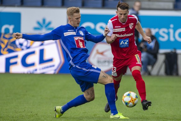 Marvin Schulz, Luzern, links, im Zweikampf mit Sions Ermir Lenjani, rechts, im Fussball Meisterschaftsspiel der Super League zwischen dem FC Luzern und dem FC Sion, am Sonntag, 20. Oktober 2019 in Luz ...