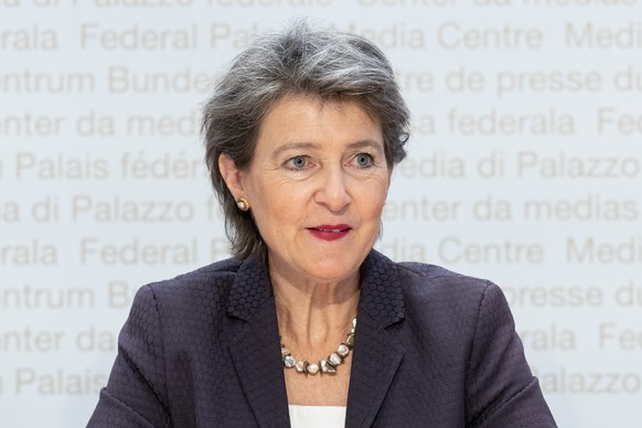 Bundesraetin Simonetta Sommaruga spricht an einer Medienkonferenz zur Stromversorgungssicherheit, am Mittwoch, 19. Oktober 2022, in Bern. (KEYSTONE/Peter Schneider)