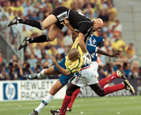 Le gardien francais Fabien Barthez en action sur une attaque de Ronaldo, lors de la finale de la coupe du monde de football en 1998. Cette image du photographe francais Patrick Boutroux pour l&#039;ag ...