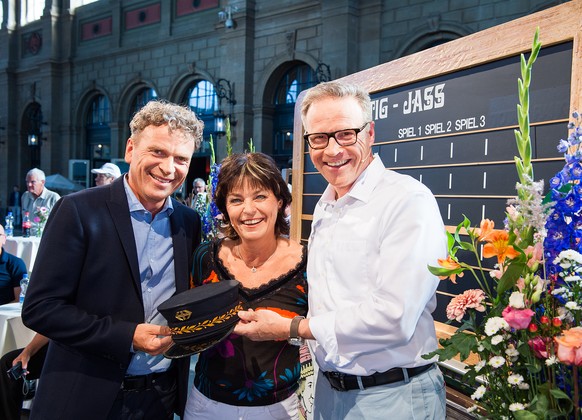 Samschtig-Jass: 800. Sendung am Hauptbahnhof Zürich mit Andreas Meyer

Schiedsrichter Dani Müller und Moderatorin Monika Fasnacht mit Gast Andreas Meyer im Hauptbahnhof Zürich
2016