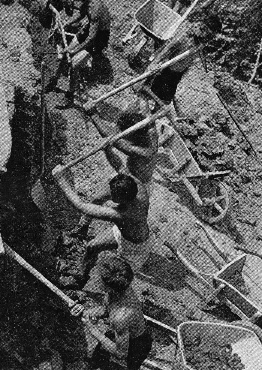 Ein Jugendcamp der «Ligue Vaudoise» inszeniert im Sommer 1941 den Bau des Transhelvetischen Kanals.