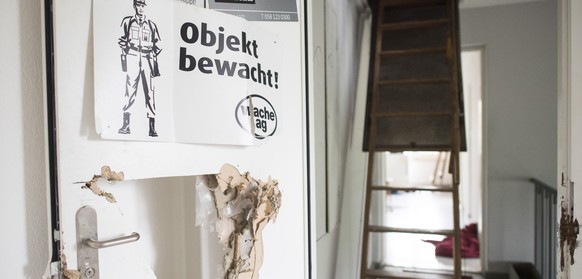 Blick in eine besetzte Wohnung des polizeilich geraeumten Wohnblocks in Neu-Oerlikon, aufgenommen am Dienstag, 1. November 2016 in Zuerich. Die Liegenschaft ist in privatem Besitz und stand seit einig ...