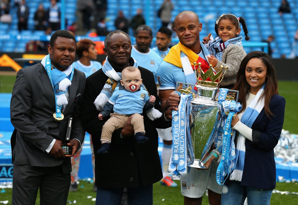 Familie Kompany mit dem Pokal.