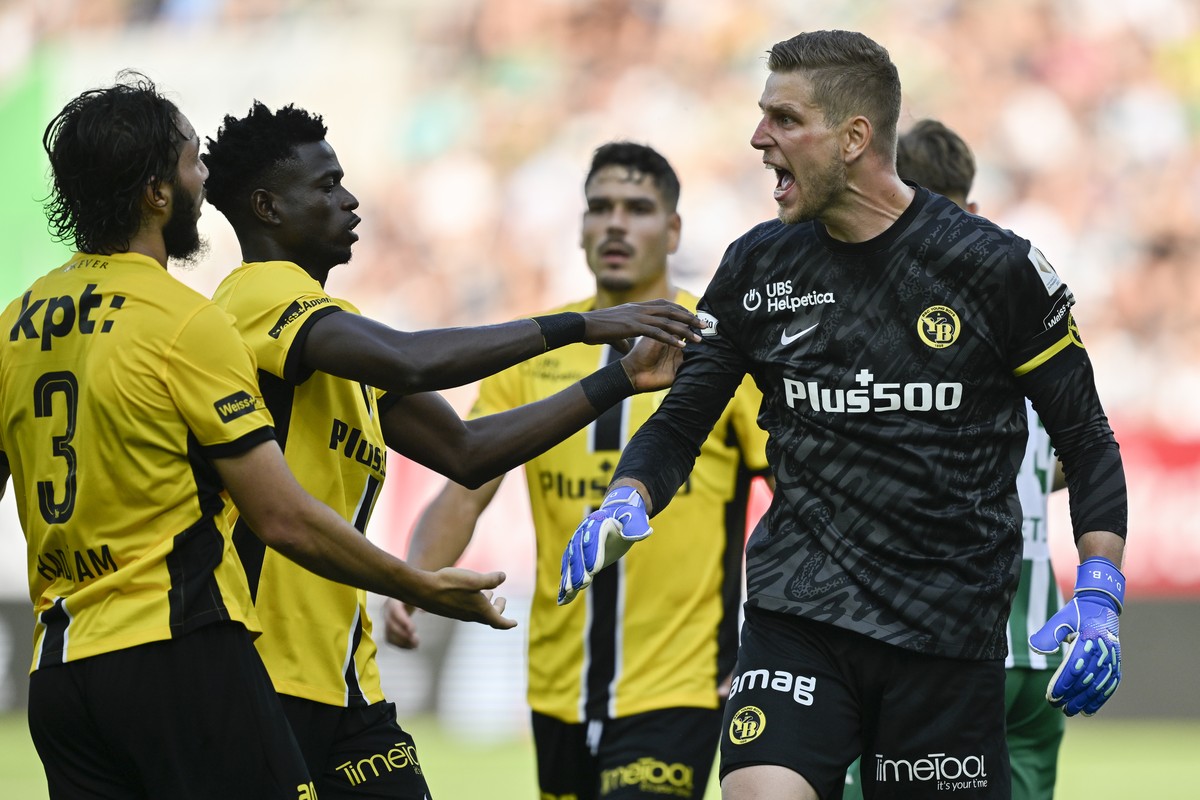 Torhueter David von Ballmoos (YB), rechts, spricht mit Jaouen Hadjam (YB), links, im Fussball Meisterschaftsspiel der Swiss Super League zwischen dem FC St. Gallen und den BSC Young Boys, am Sonntag,  ...