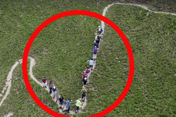 Eine Wandergruppe ist auf dem Weg auf das Stanserhorn am Samstag, 27. Mai 2017. (KEYSTONE/Alexandra Wey)....A group of hikers on the way up to the Stanserhorn mountain, in the canton of Nidwalden, Swi ...