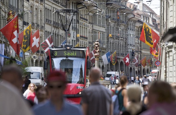 Das Tram Nummer 3 faehrt am 25. Mai 2007 durch die Marktgasse in Bern. (KEYSTONE/Martin Ruetschi)

The tram number 3 drives through the Marktgasse lane to the last stop Saali in Berne, Switzerland, pi ...