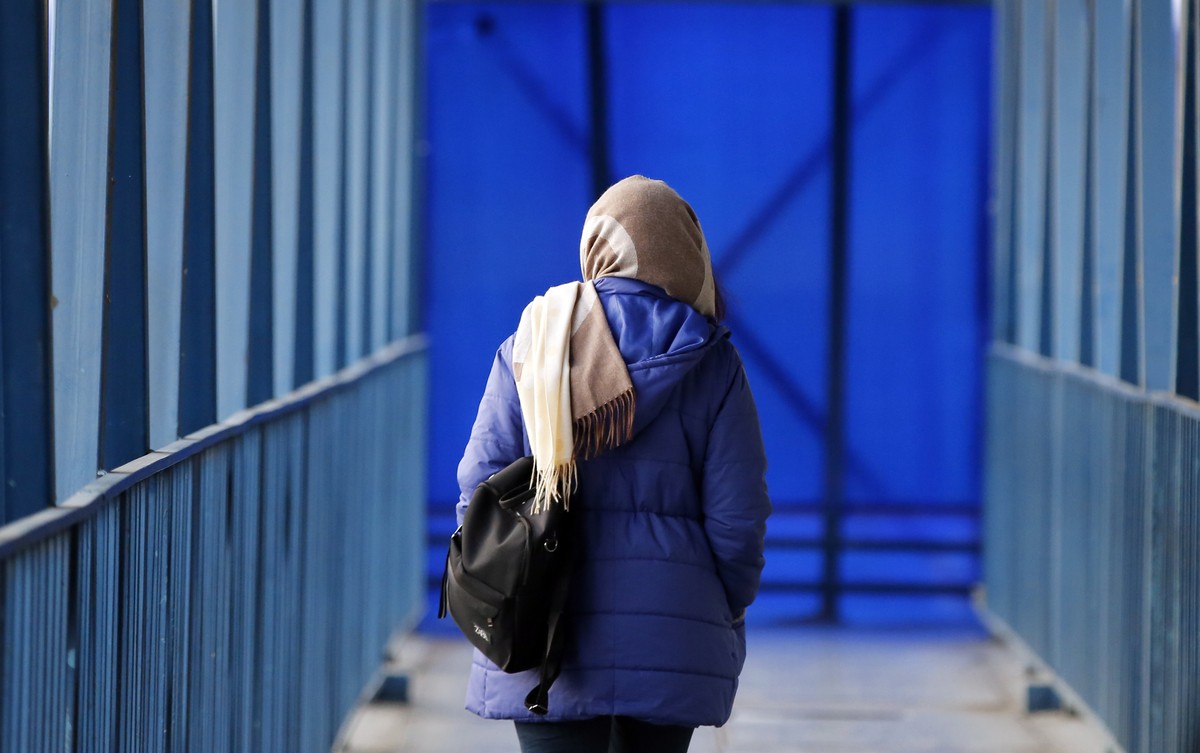 epa10398200 An Iranian woman walks on a pedestrian bridge in Tehran, Iran, 10 January 2023. According to Isna news agency Attorney General of the country has ordered Iranian police to "firmly pun ...
