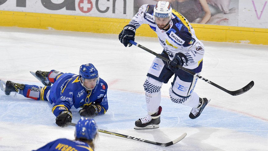 Ambris Adrien Lauper, rechts, laesst den Davoser Tino Kessler stehen, beim Eishockey Meisterschaftsspiel in der Qualifikation der National League zwischen dem HC Davos und dem HC Ambri-Piotta am Freit ...