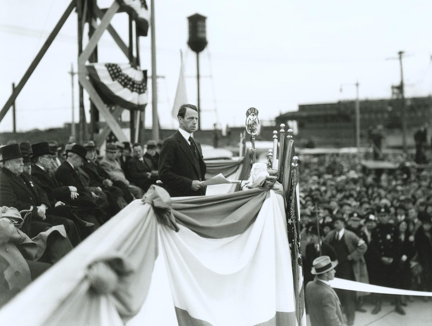 Ammann spricht bei der Eröffnung der Bayonne Bridge, 14. November 1931.
http://doi.org/10.3932/ethz-a-000056034