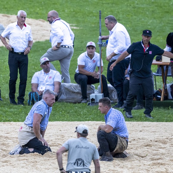 KEYPIX - Samuel Giger, links, und Werner Schlegel, rechts, nach dem gestellten Schlussgang beim Eidgenoessischen Schwing- und Aelplerfest 2025 Glarnerland (ESAF), am Sonntag, 31. August 2025, in Molli ...