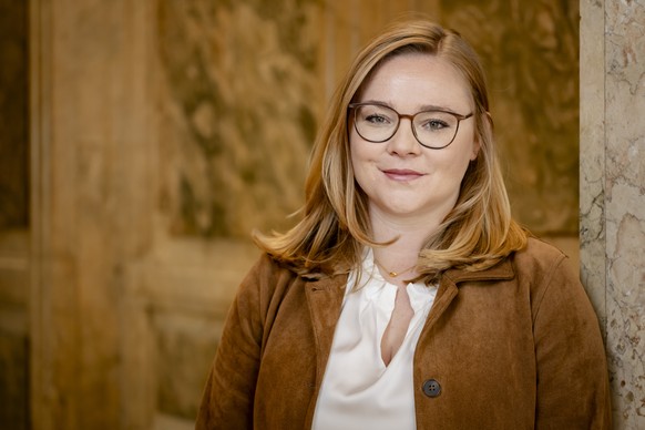 La Conseillere d'Etat vaudoise Valerie Dittli, pose dans les couloirs de son Departement le mercredi 13 mai 2026 a Lausanne. (KEYSTONE/Jean-Christophe Bott)