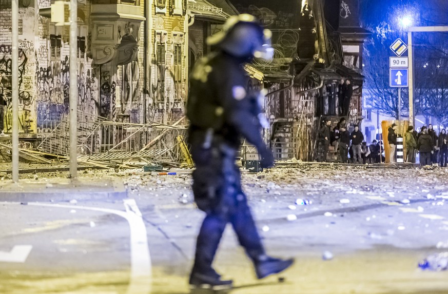 Polizei bei der Reitschule in Bern, nach einer Demonstration, am Samstag, 25. Februar 2017. Bei der Protestkundgebung am Samstagabend sind mehrere Personen verletzt worden. Ein Grossaufgebot der Poliz ...