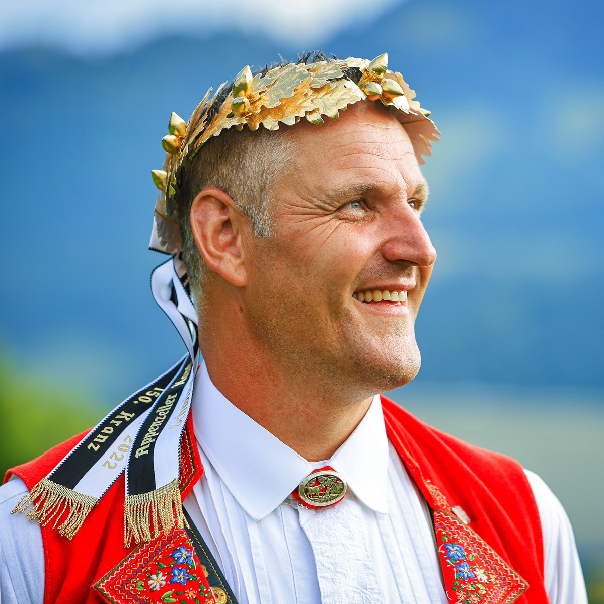 Der Toggenburger Schwinger Arnold "Noeldi" Forrer schreibt heute Schwingergeschichte und wurde fuer seinen 150. Kranz mit einem goldenen Loorbeerkranz geehrt, am Sonntag, 10. Juli 2022, beim ...