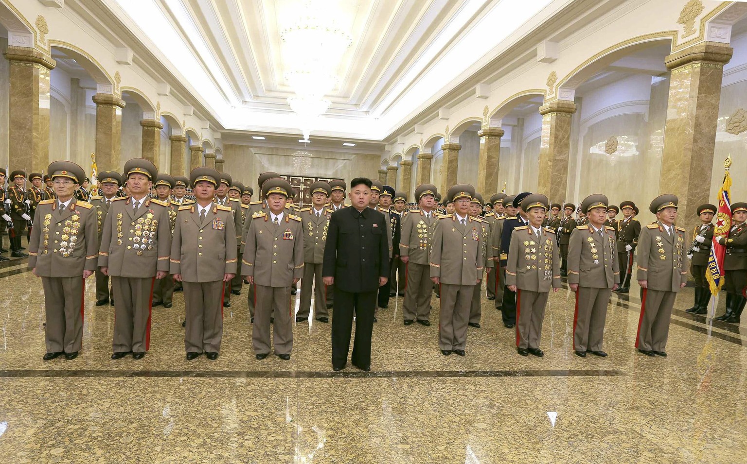 Der nordkoreanische Machthaber Kim Jong-Un mit Offizieren beim Besuch der einbalsamierten Leichen seiner Vorgänger im Kumsusan-Palast.