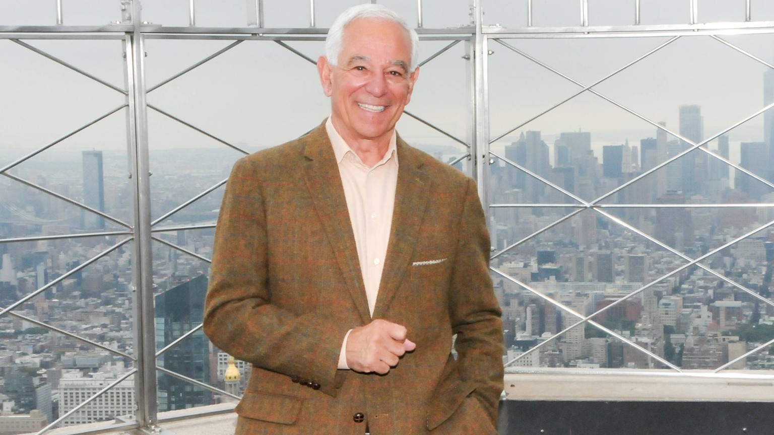 IMAGO / ZUMA Wire

October 6, 2021, New York, United States: Bobby Valentine poses for photos at the 86th floor observatory of the Empire State Building..Former New York Mets baseball player and manag ...