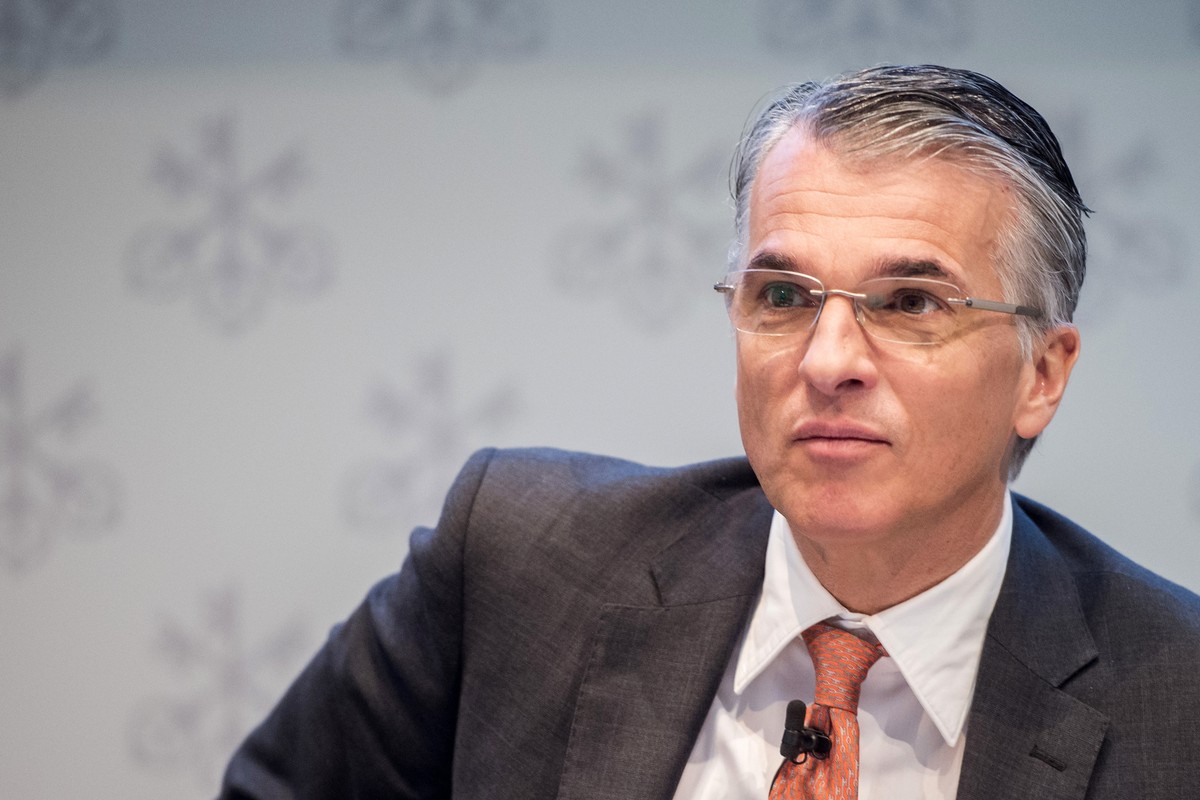 ARCHIVBILD ZUR BEKANNTGABE DER JAHRESBILANZ 2016 DER BANK UBS, AM FREITAG, 27. JANUAR 2017 - Sergio Ermotti, CEO of Switzerland's biggest bank UBS, speaks during a press conference in Zurich, Swi ...