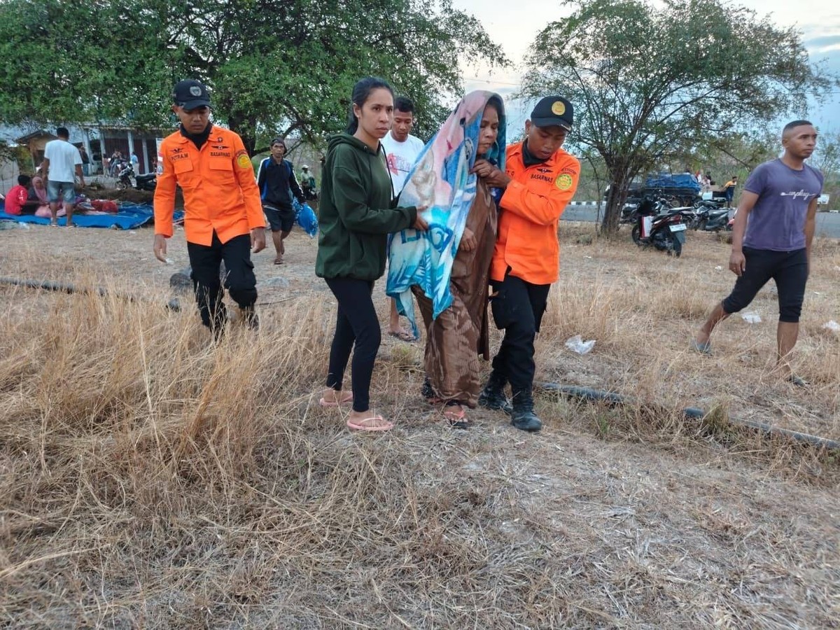 Death toll rises to 51 after 7.7 magnitude earthquake strikes eastern Indonesia.