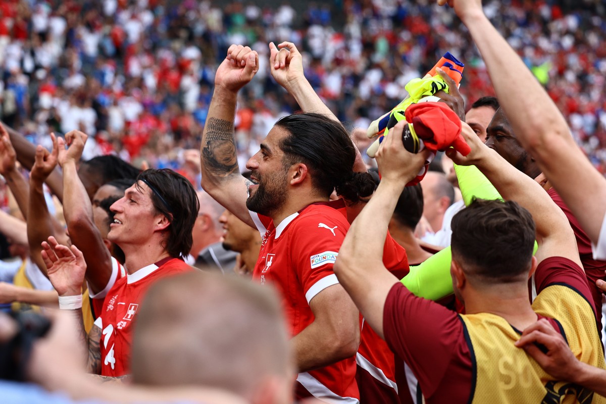 epa11445740 Players of Switzerland celebrate with their supporters after winning the UEFA EURO 2024 Round of 16 soccer match between Switzerland and Italy, in Berlin, Germany, 29 June 2024. EPA/FILIP  ...