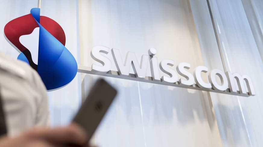 ARCHIV - ZUR PUBLIKATION DER QUARTALSZAHLEN VON SWISSCOM STELLEN WIR IHNEN FOLGENDES BILDMATERIAL ZUR VERFUEGUNG - The Swisscom logo pictured in a Swisscom Shop of the telecommunications provider Swis ...