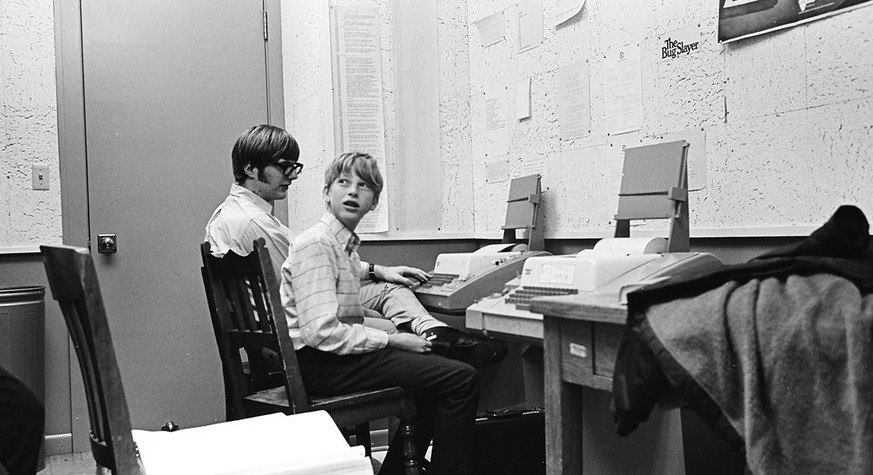 Keine Hipster, sondern ONs – Original Nerds! Paul Allen (l.) und Bill Gates (r.) an der Lakeside School 1970 an einem Fernmeldegerät Model 33 ASR, mit dem die Schüler Computer bedienen konnten.