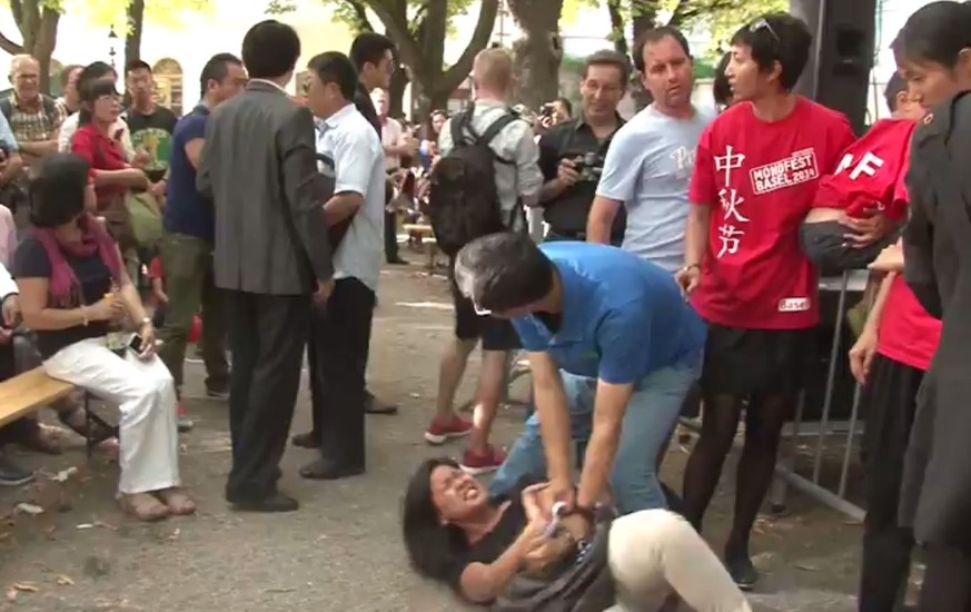 Ein Sicherheitsmann der chinesischen Botschafterin in der Schweiz drückt eine tibetische Demonstrantin zu Boden.&nbsp;