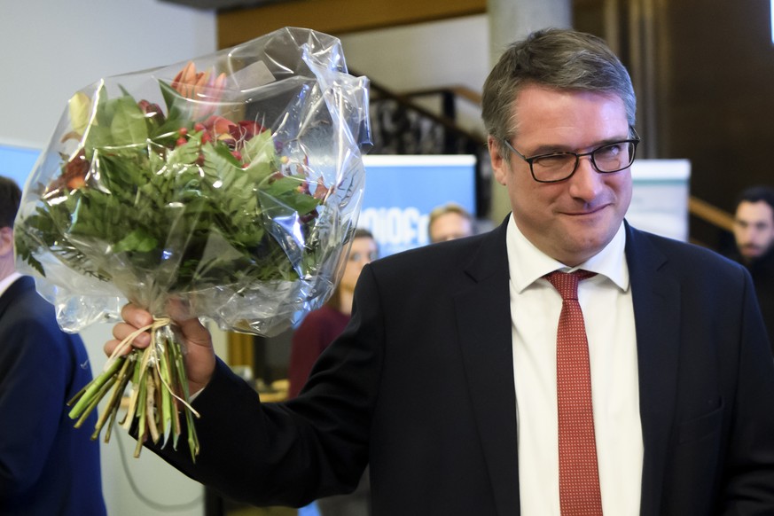 Noch ist es kein Abschiedsbouquet: Christian Levrat hält nach seiner Wiederwahl als Freiburger Ständerat den Siegerstrauss in den Händen.