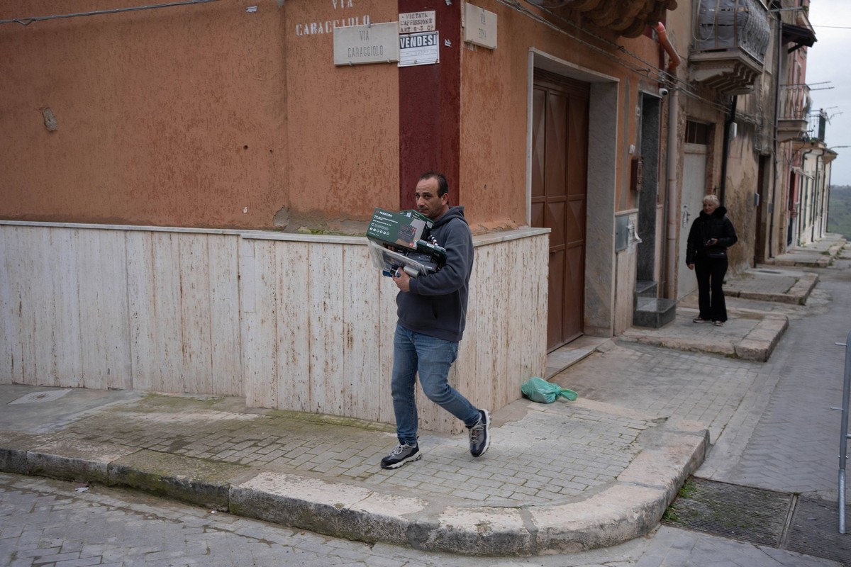 Sicily Landslide Forces Evacuation of 1,500 - Italy Residents of Niscemi collect personal items during the evacuation of the area affected by the landslide. in Italy on January 28, 2026. Photo by Andr ...