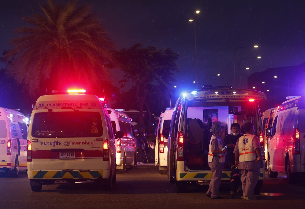 epa11357709 Rescue medical teams prepare to move the injured to a hospital near Suvarnabhumi Airport, in Samut Prakan province, Thailand, 21 May 2024. According to Singapore Airlines, at least one per ...