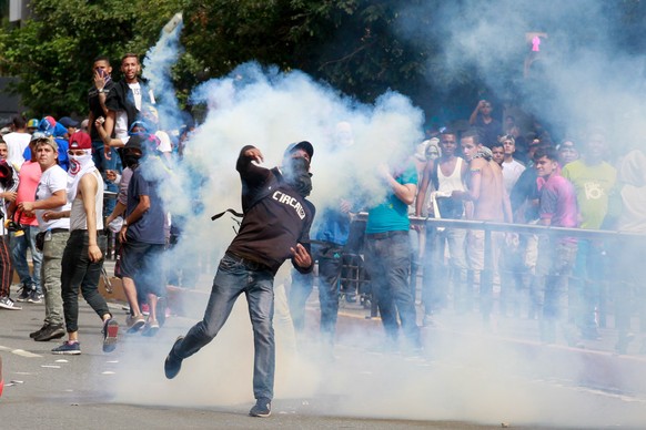 epa07313771 Protesters clash with Members of the Bolivarian National Police during a demonstration against the Government of the Venezuela and President Nicolas Maduro in Caracas, Venezuela, 23 Januar ...