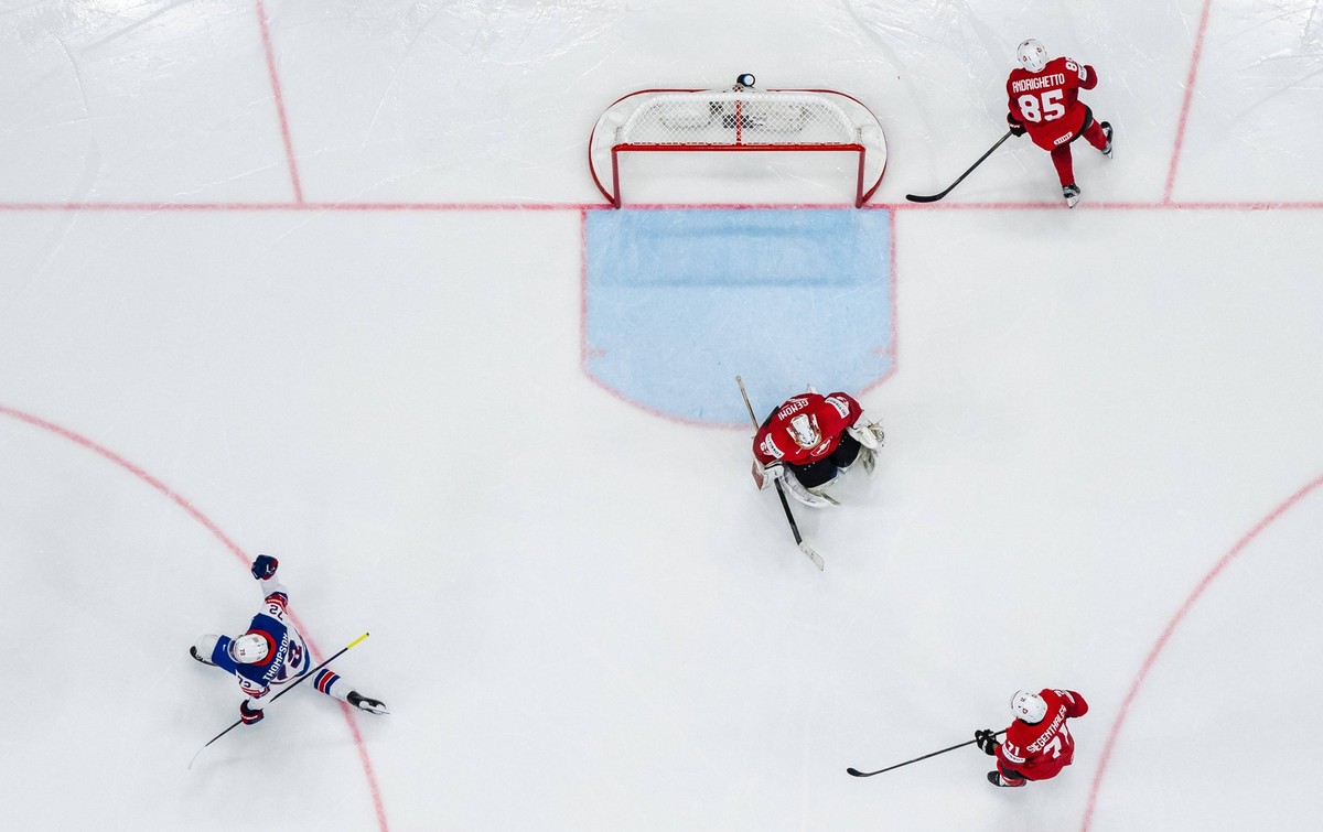 250525 Tage Thompson of USA celebrates after scoring the game winning 0-1 goal in overtime behind goaltender Leonardo Genoni of Switzerland during the 2025 IIHF Ice hockey, Eishockey World Championshi ...