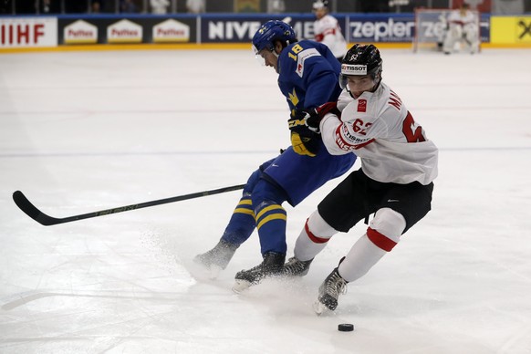 epa05972935 Denis Malgin of Switzerland in action against Dennis Everberg of Sweden during the IIHF Ice Hockey World Championship 2017 quarter final game between Switzerland and Sweden in Paris, Franc ...