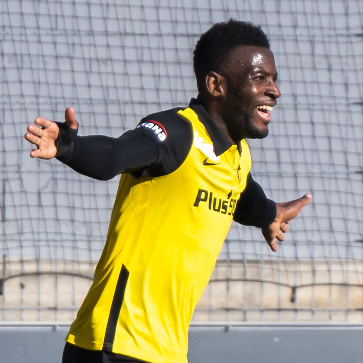 Joie de l'attaquant bernois Jean-Pierre Nsame, gauche, apres son but avec le milieu bernois Marvin Spielmann, droite, lors de la rencontre de football de Super League entre FC Sion et BSC Young B ...