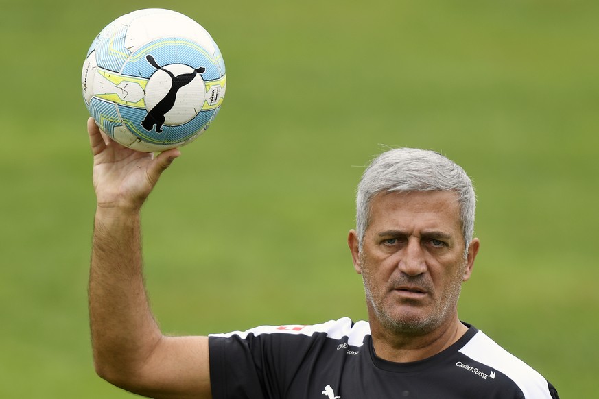 Nationalcoach Vladimir Petkovic beim Training mit der Schweizer Fussballnationalmannschaft in Freienbach (SZ) am Sonntag, 4. September 2016. (KEYSTONE/Walter Bieri)

Swiss head coach Vladimir Petkov ...