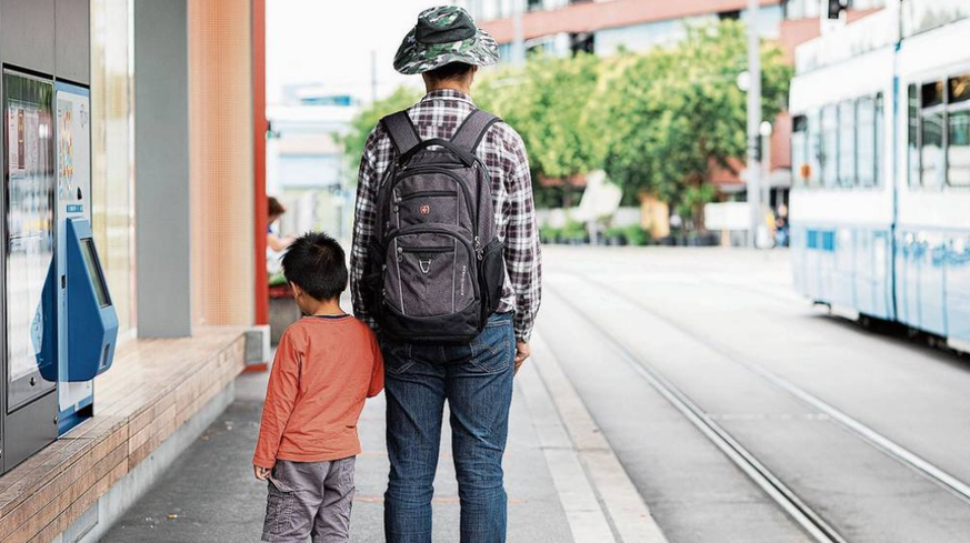 «Wegen Euch müssen wir nun Masken tragen», schrie ein Passant Vater und Sohn an.