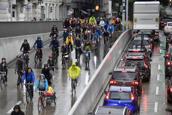 Critical Mass in Zuerich am Freitag, 30. Juli 2021. Etwa tausend Velofans sind am Freitagabend erneut in grossen Gruppen durch die Stadt gefahren Ð trotz schlechtem Wetter. (KEYSTONE/Walter Bieri)