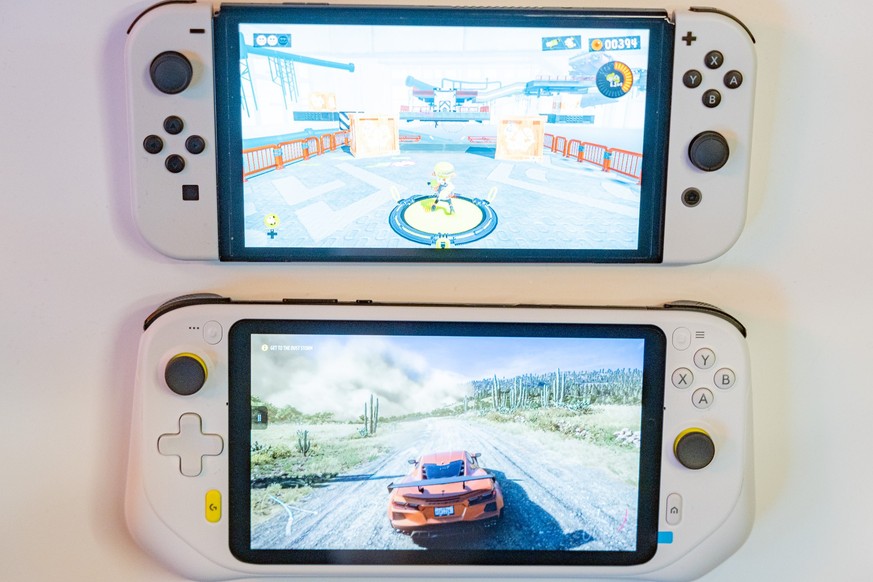 Logitechs G-Cloud Handheld im direkten Vergleich im der Nintendo Switch OLED