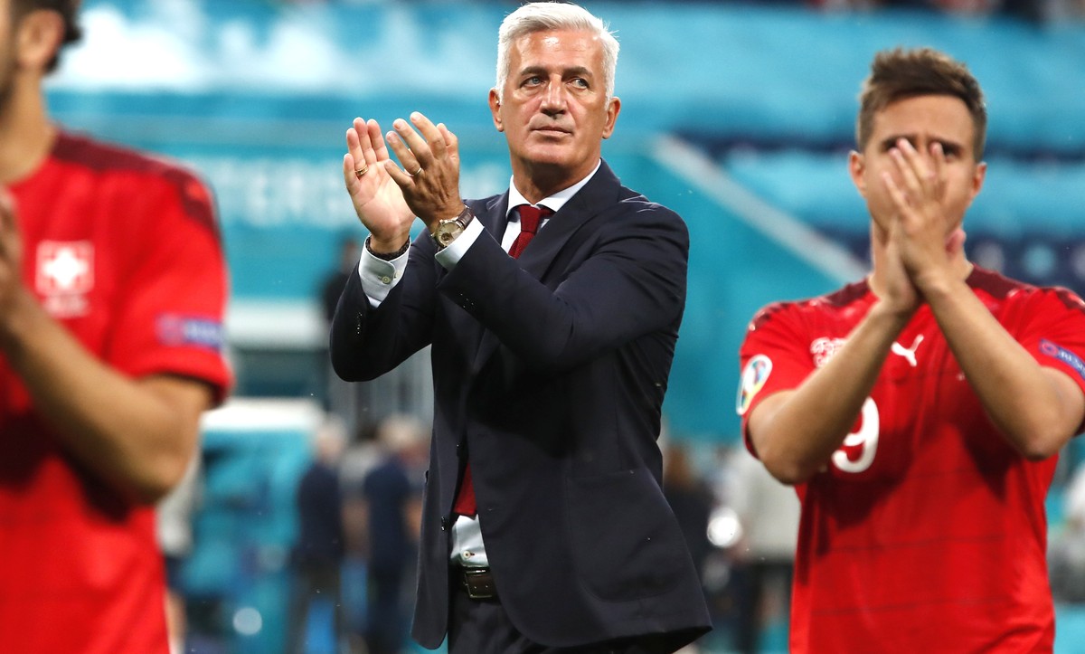 Switzerland's manager Vladimir Petkovic, centre, applauds fans after the Euro 2020 soccer championship quarterfinal match between Switzerland and Spain, at the Saint Petersburg stadium in Saint P ...