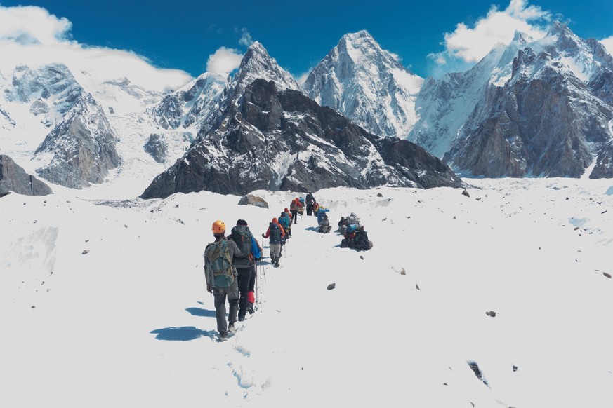 Auf dem Weg hoch hinauf auf den K2 nehmen Berghelfer ihrer Klientel so viel Last ab wie möglich.