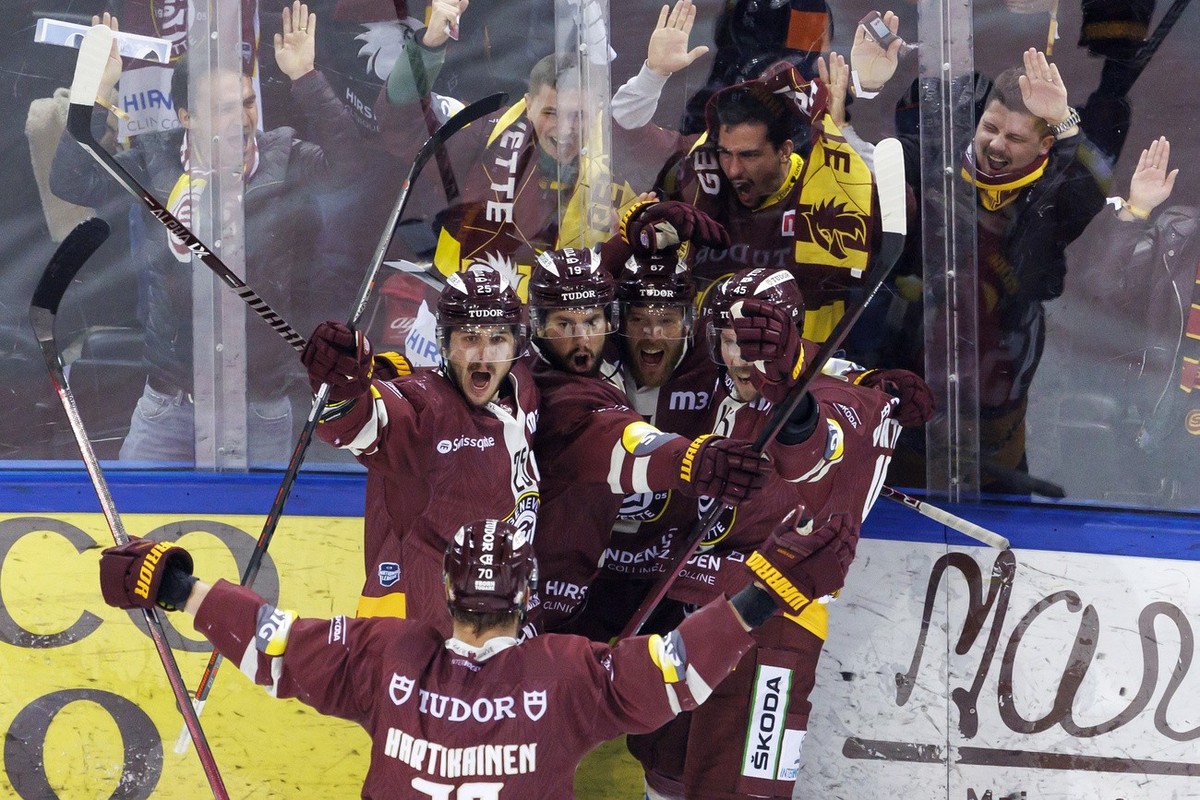 Geneve-Servette's forward Linus Omark 2nd right, celebrates his goal with his teammates Geneve-Servette's defender Roger Karrer #25, Geneve-Servette's forward Teemu Hartikainen #70 Gene ...