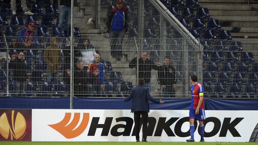 März 2014, Salzburg: Präsident Heusler und Captain Streller versuchen die Basler Fans zu beruhigen.<br data-editable="remove">