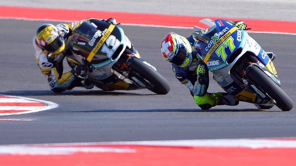 epa04927162 Swiss Moto2 riders Thomas Luethi (L) of the Deredinger Racing Interwetten team and Dominique Aegerter (R) of the Technomag Racing Interwetten team in action during the qualifying session o ...