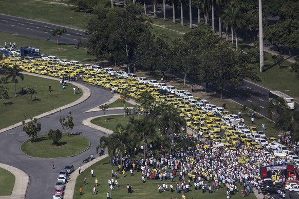 Millionen Menschen nutzen Uber. Zu reden gibt der Taxis-Service aber vor allem, wenn Taxifahrer lautstark gegen das US-Unternehmen protestieren, wie hier in Rio de Janeiro.