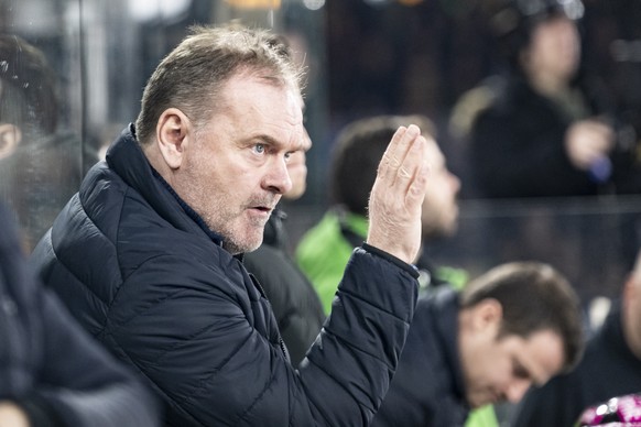 Head Coach Heinz Ehlers (SCB) beobachtet einen Spielzug, im Spiel der Eishockey National League zwischen SC Bern, SCB, und EHC Kloten, EHCK, vom Dienstag, 24. Februar 2026 in der Postfinance Arena in  ...