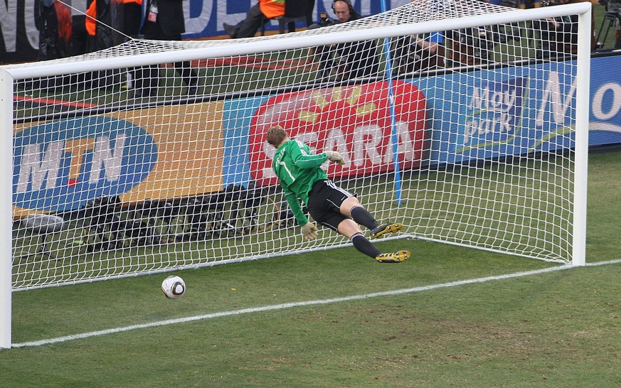 FIFA World Cup, WM, Weltmeisterschaft, Fussball 2010 27/06/2010 World Cup. Germany v England. Manuel Neuer dives to see a shot from Frank Lampard rebound off the crossbar and behind the goal line but  ...