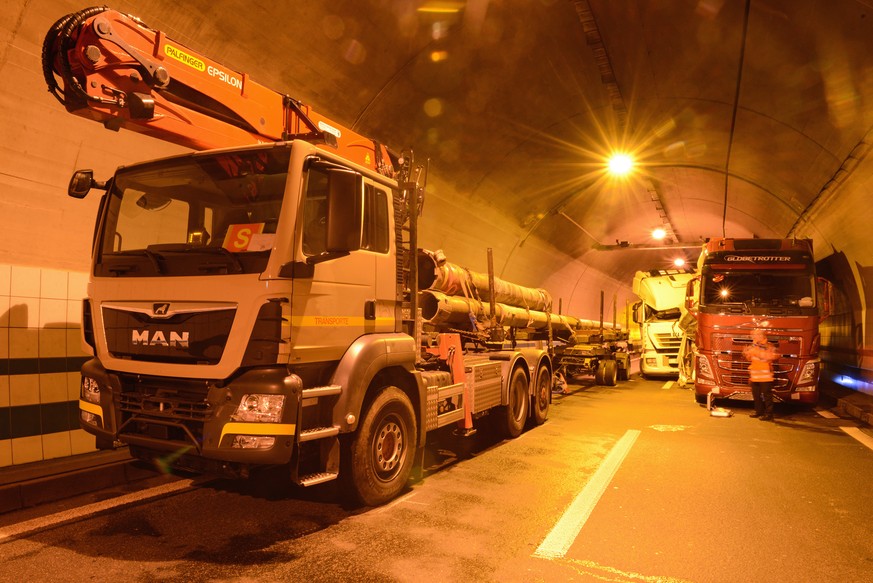 Massen-Crash mit vier Lastwagen auf A2 im Tunnel Eich LU
Mehrere Stunden war die Autobahn A2 in Richtung Norden am Montagabend 23. April 2018 gesperrt, weil vier Lastwagen in eine Auffahrkollision ver ...