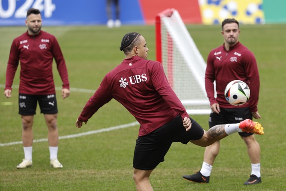 Switzerland&#039;s Noah Okafor, front, Xherdan Shaqiri, back right, and Renato Steffen warm up during a training session at the &quot;Stadion auf der Waldau&quot; in Stuttgart, Germany, Sunday, June 1 ...