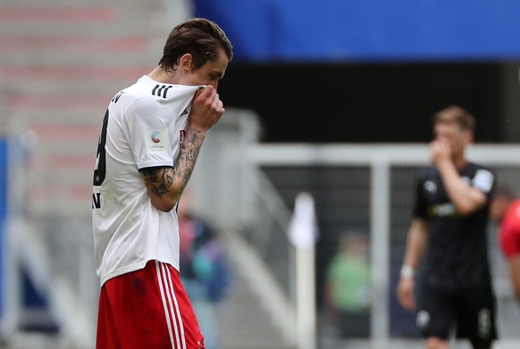 epa08514398 Hamburg&#039;s Adrian Fein reacts during the German Bundesliga Second Division soccer match between Hamburger SV and SV Sandhausen in Hamburg, Germany, 28 June 2020. EPA/FOCKE STRANGMANN / ...