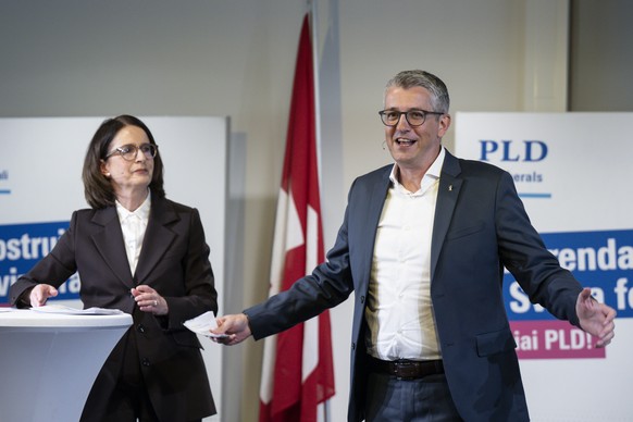 Das neue Co-Praesidium mit Susanne Vincenz-Stauffacher, FDP-SG, links, und Benjamin Muehlemann, FDP-GL, bei ihrer Antrittsrede an der Delegiertenversammlung der FDP, am Samstag, 18. Oktober 2025, in B ...