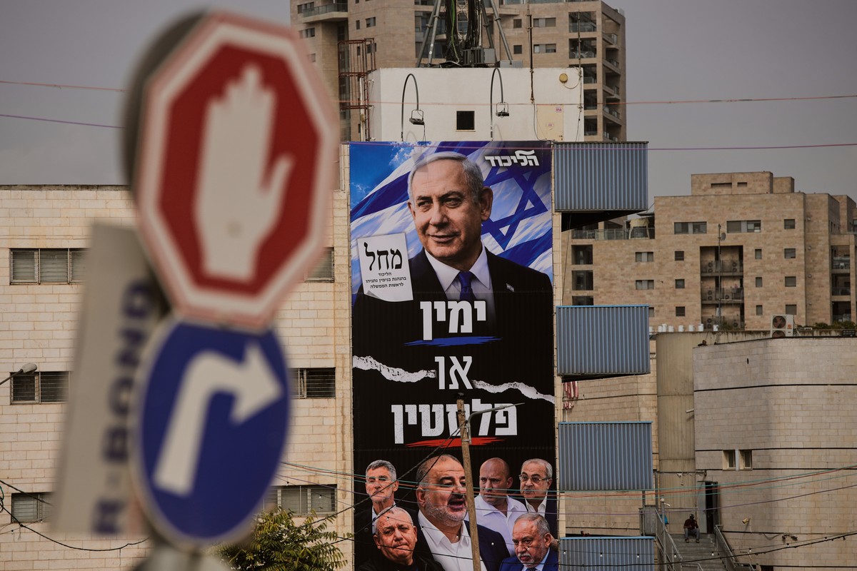 A Likud party campaign billboard depicting Israeli Prime Minister Benjamin Netanyahu alongside opposition party leaders and bearing the Hebrew slogan "Right or Palestine," ahead of Israel  ...
